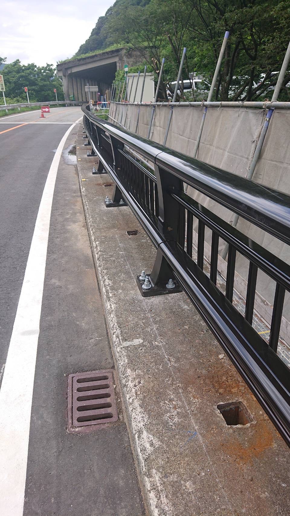 富山県にて防護柵取替工事